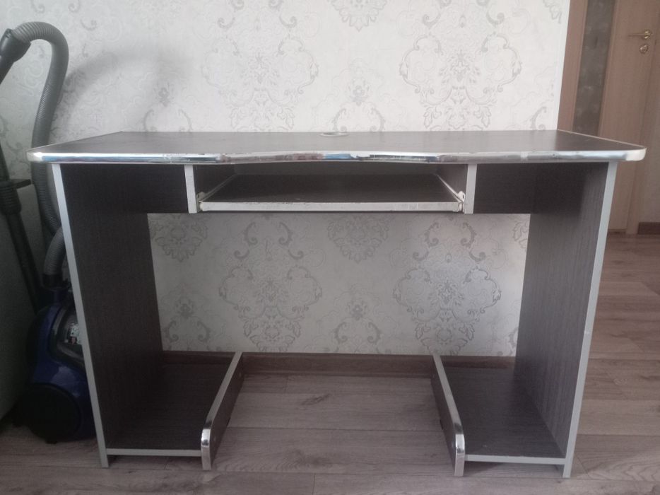 Продам стол компьютерный. Б. У