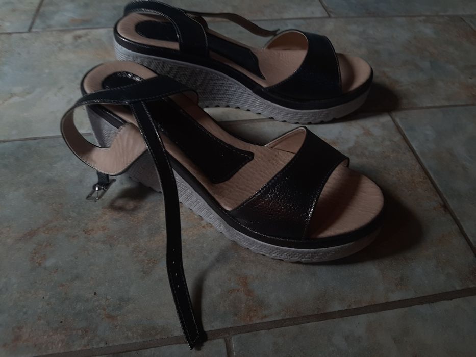 Сандали с платформа