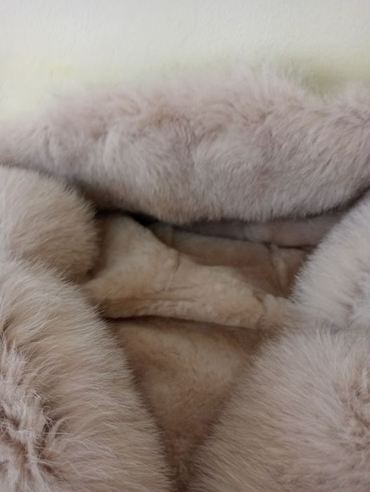 Vând haine blană naturală.