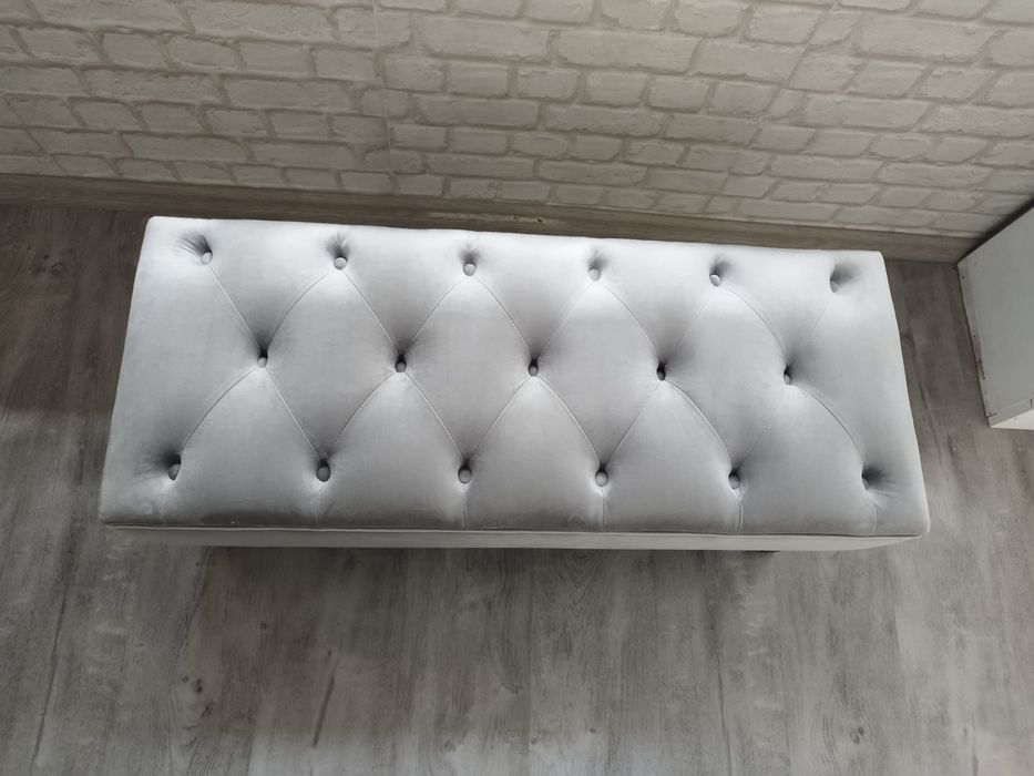 Vând bancuta din catifea gri, model cu nasturi, chesterfield