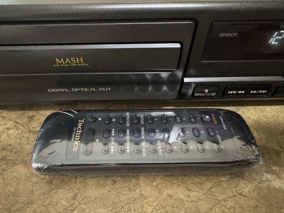 Technics -Compact Disc Player