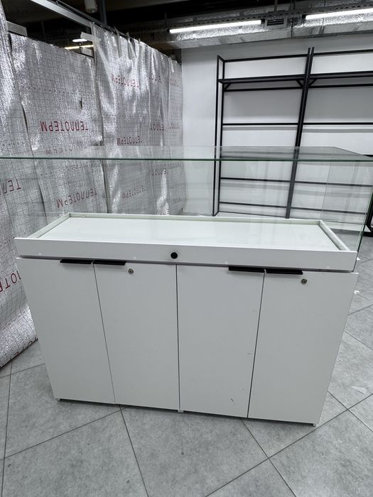 Стеклянная ветрина