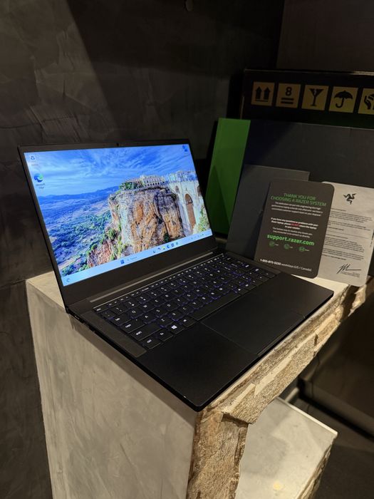 КАТО ЧИСТО НОВ Razer Blade Stealth 13 | 2 TB SSD | 16 RAM
