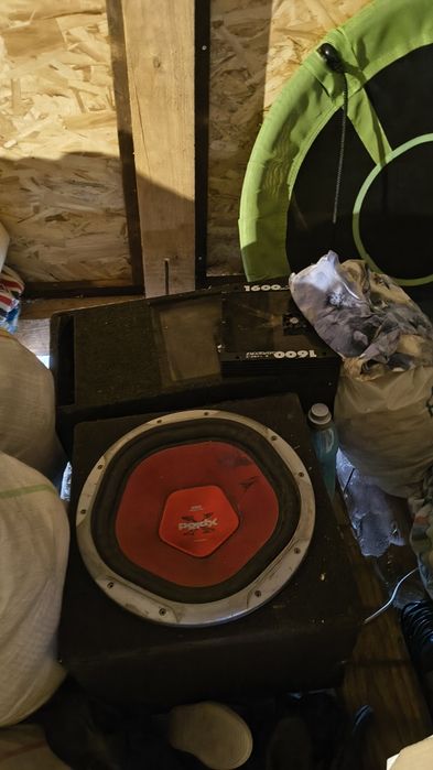 Vand subwoofer si boxa+ doua boxe mici cu statie