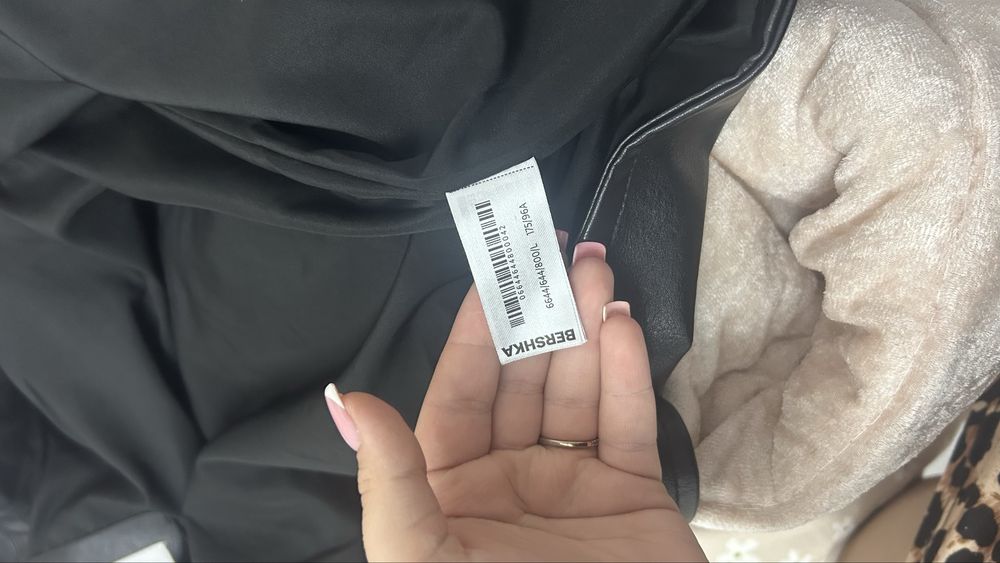 Geaca de piele neagra