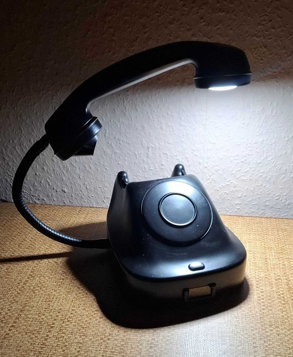 Дизайнерска Настолна Лампа от Стар Телефон