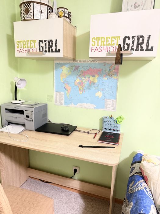 Письменный  и навесные тумбы