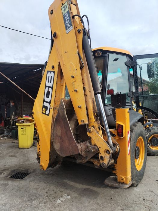 Vind buldoexcavator jkb din 2012  se poate vedea in arad si proba