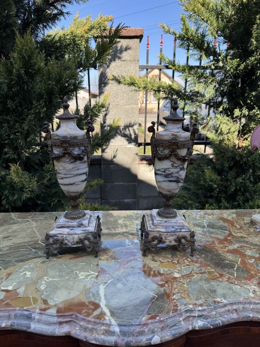 Doua vaze din marmura cu elemente bronz