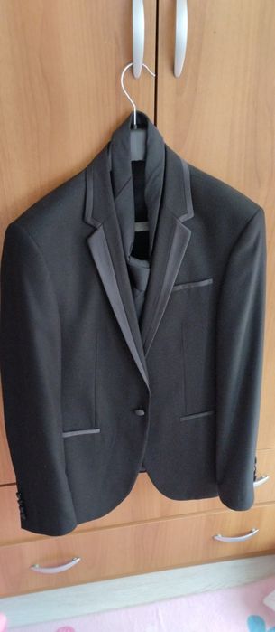 Мъжки официален костюм