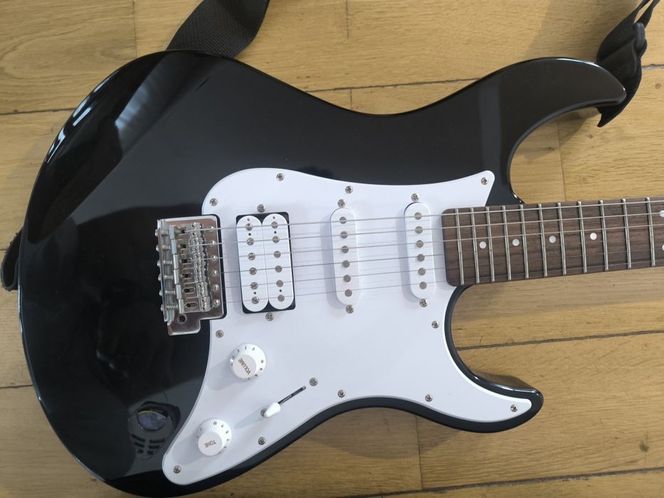 Chitară electrică Yamaha Pacifica – stare foarte bună + husă inclusă