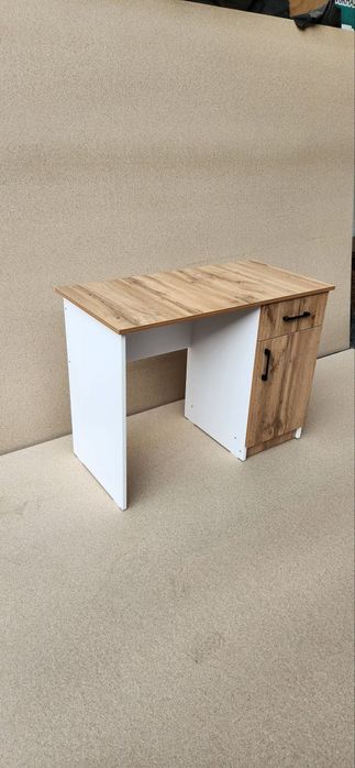 Stol parta pismenniy