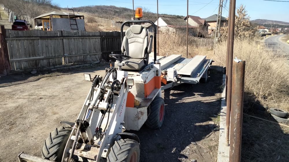 Închiriez mini încărcător frontal