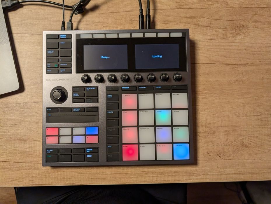 Native Instruments Maschine Plus + Decksaver +най-бързата съвместима 128GB карта, гаранция до 2028 + подарък