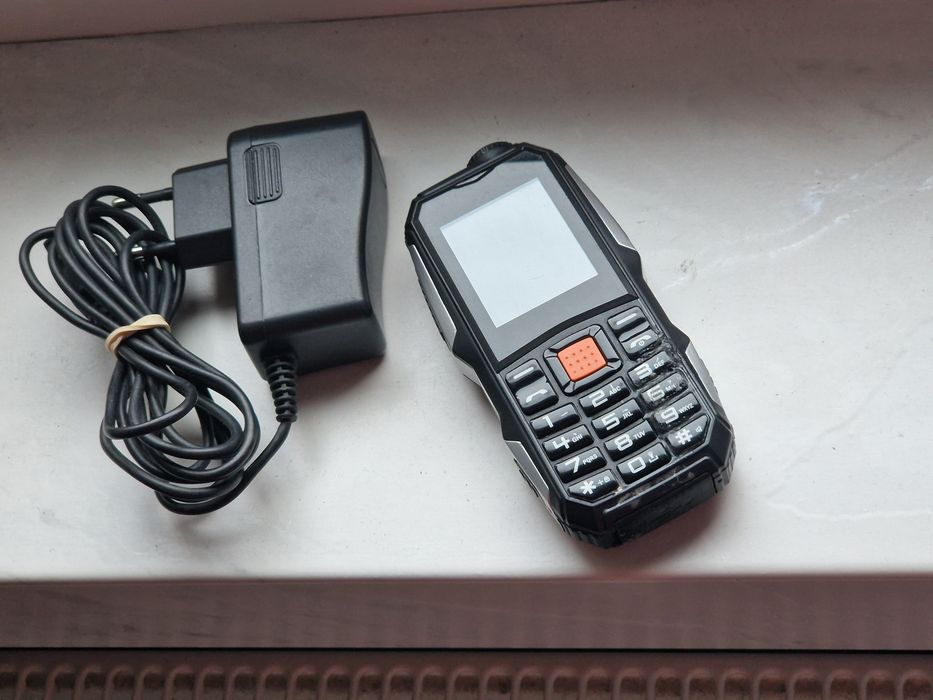 Telefon cu lanterna led, special pentru Seniori sau lucru in construcț