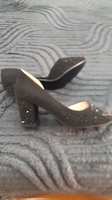 Продам женские туфельки.