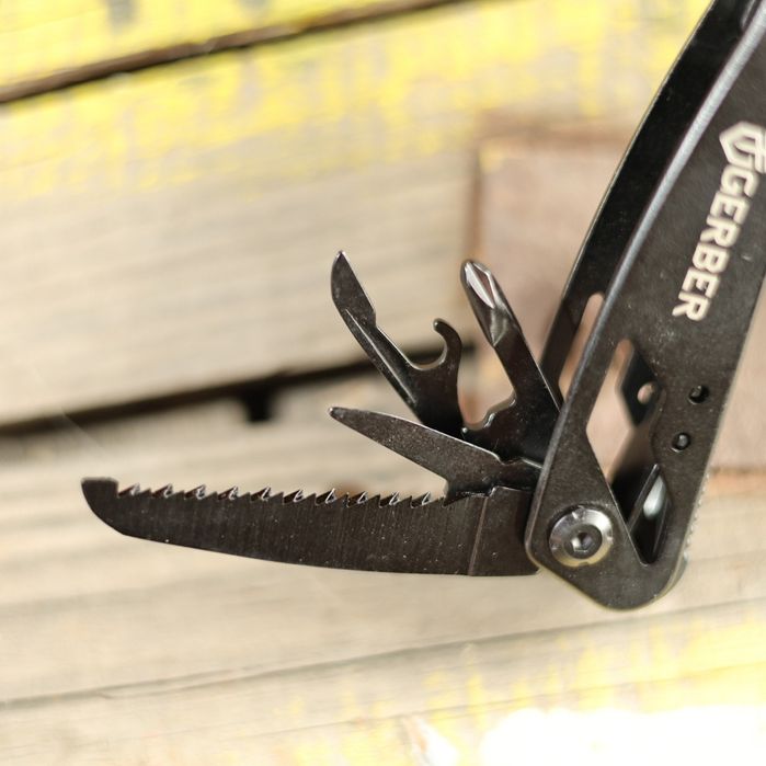 Мултифункционален швейцарски инструмент