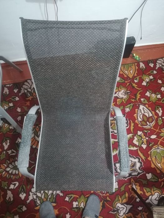 Стол и четыре кресла