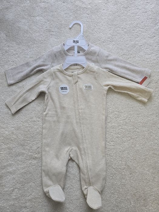Set DKNY Jeans pentru bebeluși, mărimea 0–3 luni. Nou, cu etichetă.
