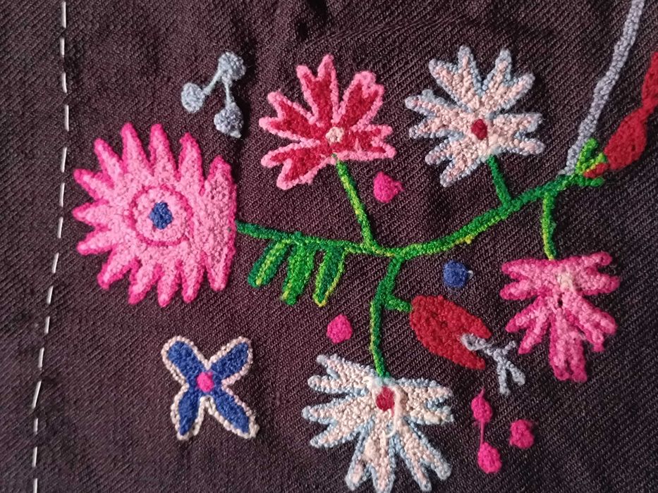 Автентична престилка с флорални мотиви