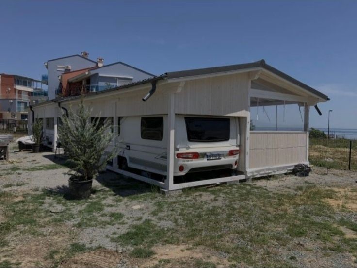 Продава се каравана с масивна дървена конструкция БЕЗ място