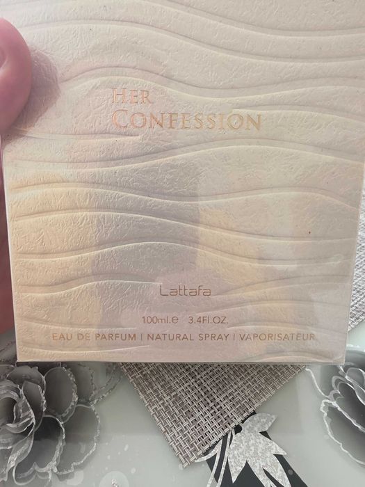 Lattafa Her Confession Eau de Parfum pentru femei.