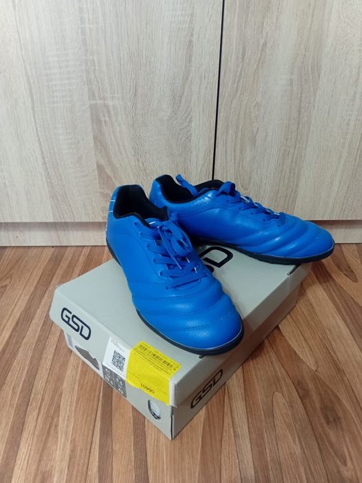 Обувь спортивная.