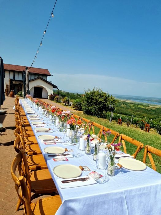 Mese scaune veselă de inchiriat corturi de inchiriat