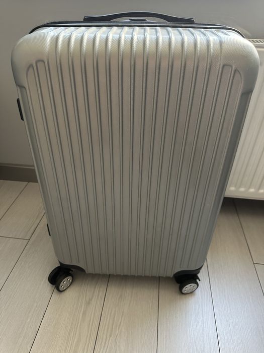 Продам чемоданы б.у в среднем состоянии