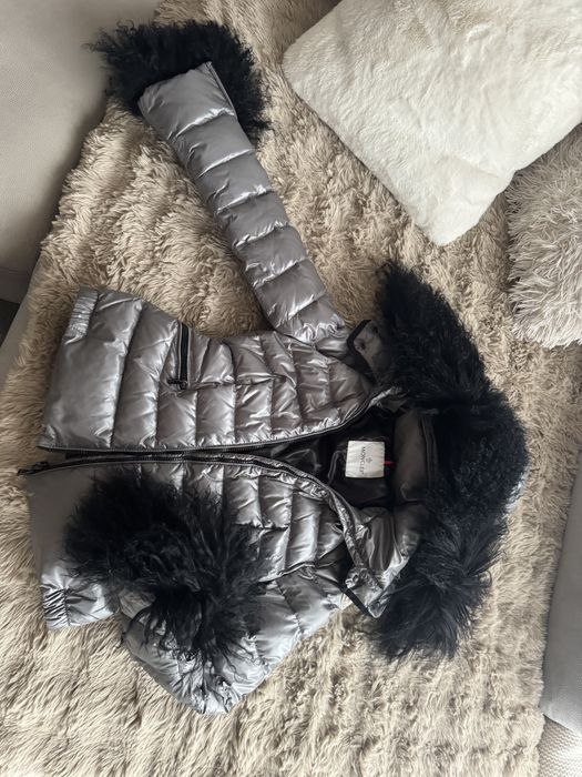 Moncler с естествен косъм.