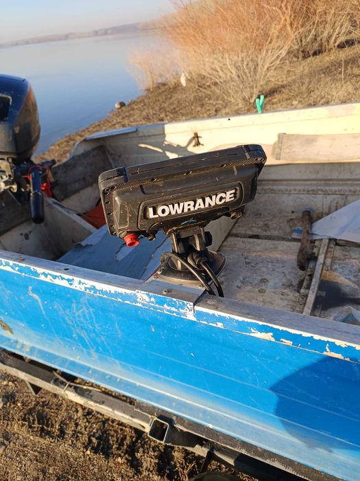 Barca cu motor si sonar