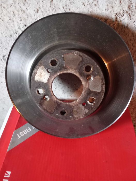 Продавам предни дискове за Хонда Сивик 8 генерация 2.2 дизел 2006г