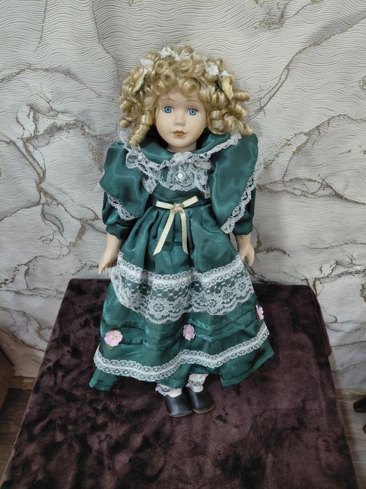 Кукла фарфоровая