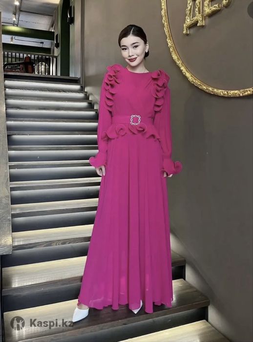 Вечернее платье очень красивое