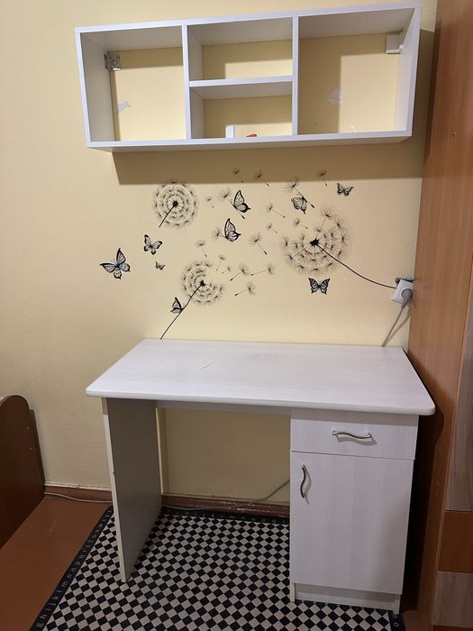 Срочно продам стол и полку