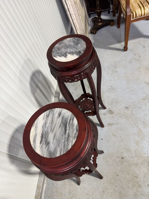 Doua stative din lemn de mahon cu blat de marmura