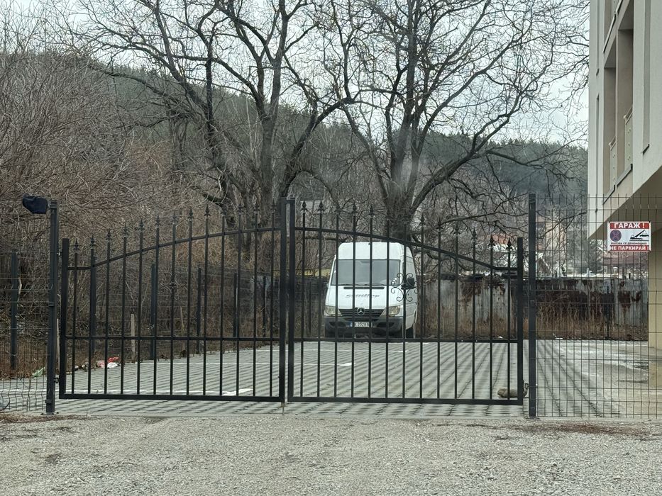 Парко място перник-изток