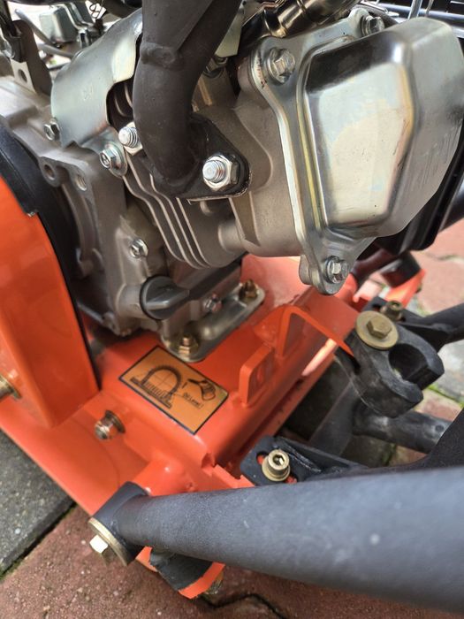 Placa vibro-compactoare BISONTE PC60-L- Stare excelentă