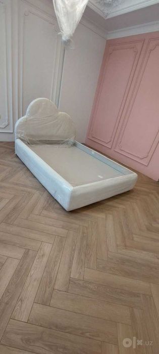 Мягкая кровать с обивкой