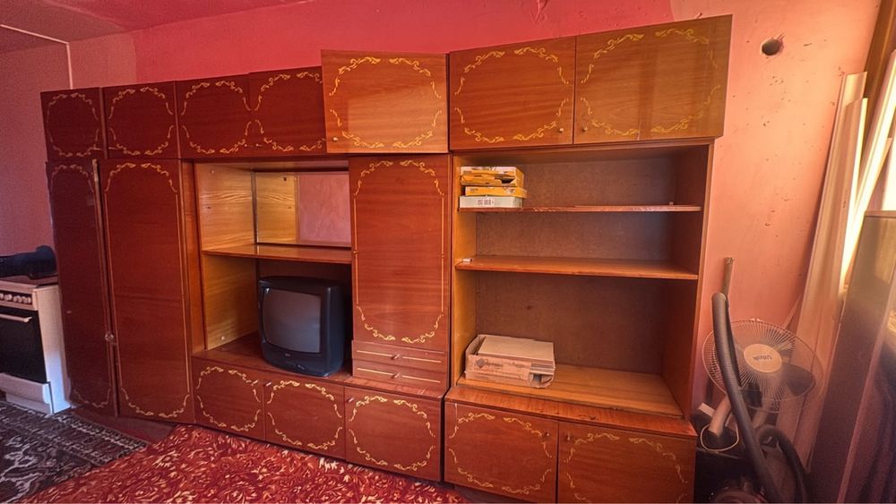Отдам комод, тумбы, стенка