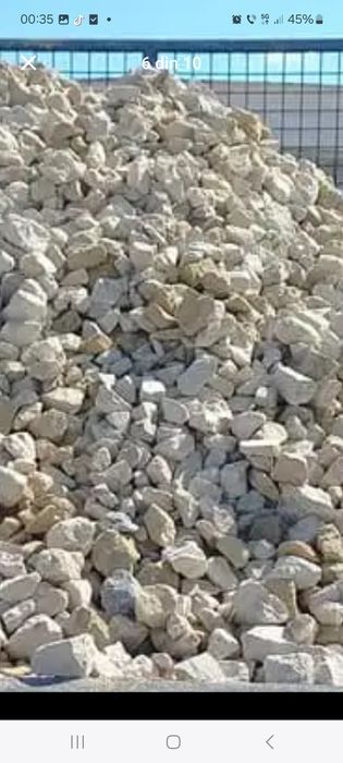 Nisip,balastru,piatra concasată,ornamentală,griblură,pământ,moloz.etc.