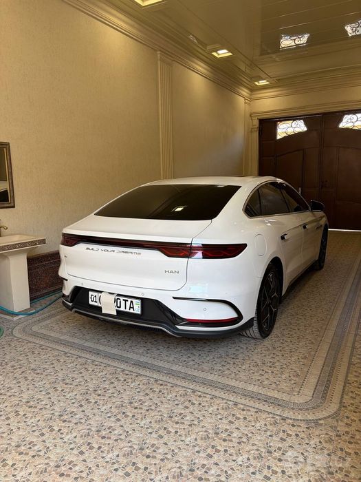 BYD HAN sotiladi