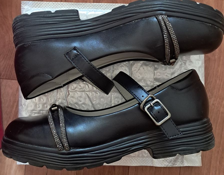 Продам школьные туфельки