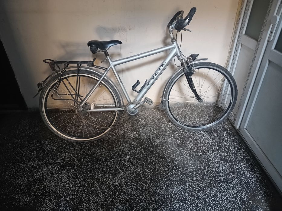 Vind bicicleta cu roti de 28 cu viteze in butuc
