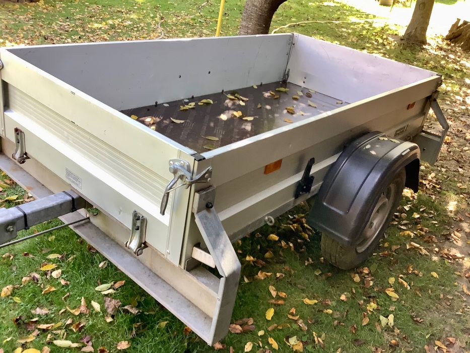 Remorcă auto din aluminiu cu sistem de frânare