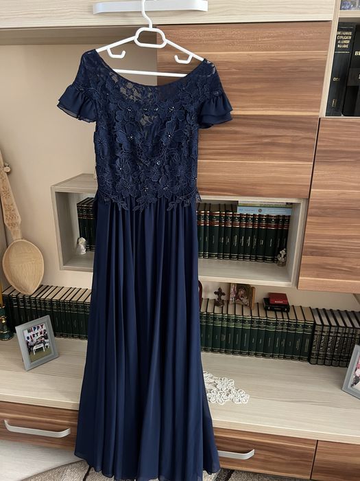 Rochie lunga de culoare bleumarin cu dantela