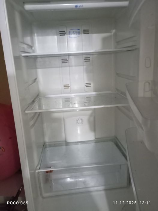 Продам холодильник Индезит в хорошем состоянии все работает отлично .