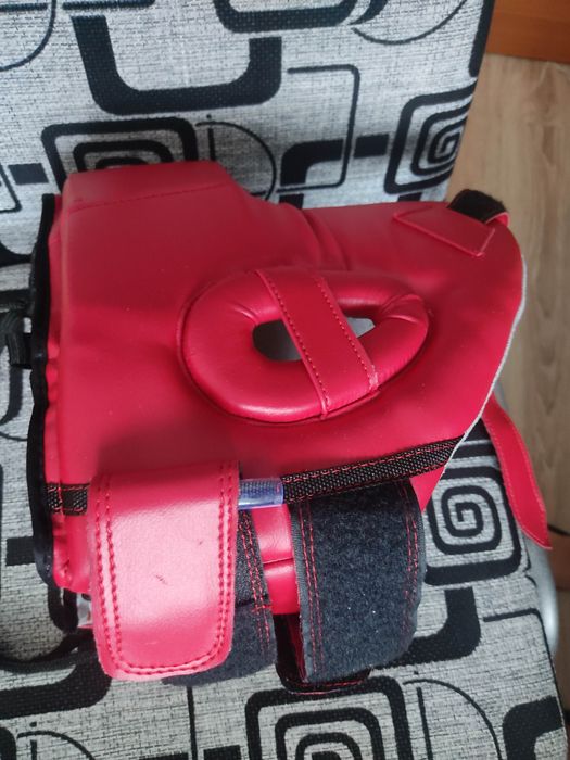 Шлем для карате и щитки на ноги