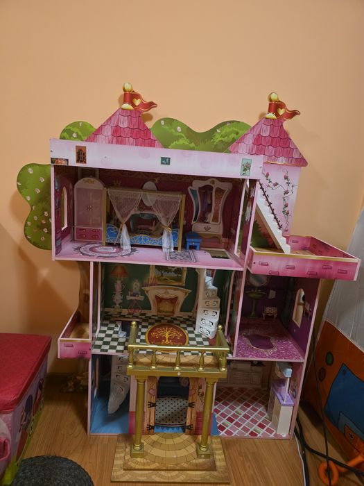 Дървена къщичка за кукли + обзавеждане + кукли