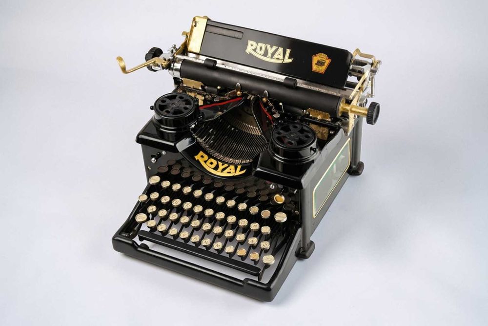 Masina de scris Royal 10 – editie rară cu aur 22K – obiect premium.